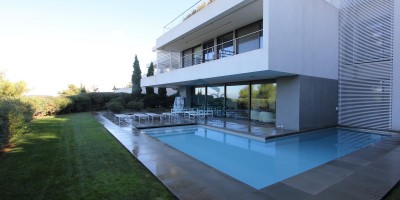 MINIMAL ΑΡΧΙΤΕΚΤΟΝΙΚΗΣ ΥΠΕΡΠΟΛΥΤΕΛΗΣ ΜΕΖΟΝΕΤΑ 644τ.μ. ΜΕ 643τ.μ. ΙΔΙΟΧΡΗΣΤΟ ΚΗΠΟ ΜΕ ΠΙΣΙΝΑ ΚΑΙ ΑΝΕΜΠΟΔΙΣΤΗ ΘΕΑ ΣΤΗΝ ΕΚΑΛΗ