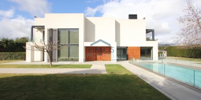 ΚΟΡΥΦΑΙΑΣ ΠΟΙΟΤΗΤΑΣ ΜΟΝΟΚΑΤΟΙΚΙΑ 800τ.μ. + 350τ.μ. GARAGE MINIMAL ΑΡΧΙΤΕΚΤΟΝΙΚΗΣ ΣΕ 3.300τ.μ. ΟΙΚΟΠΕΔΟ ΜΕ ΠΙΣΙΝΑ